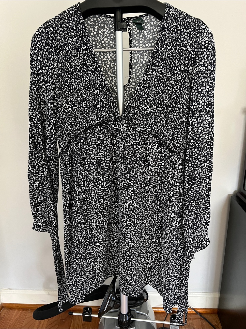 wild fable Black and White Floral V-Neck Long Sleeve Tunic
